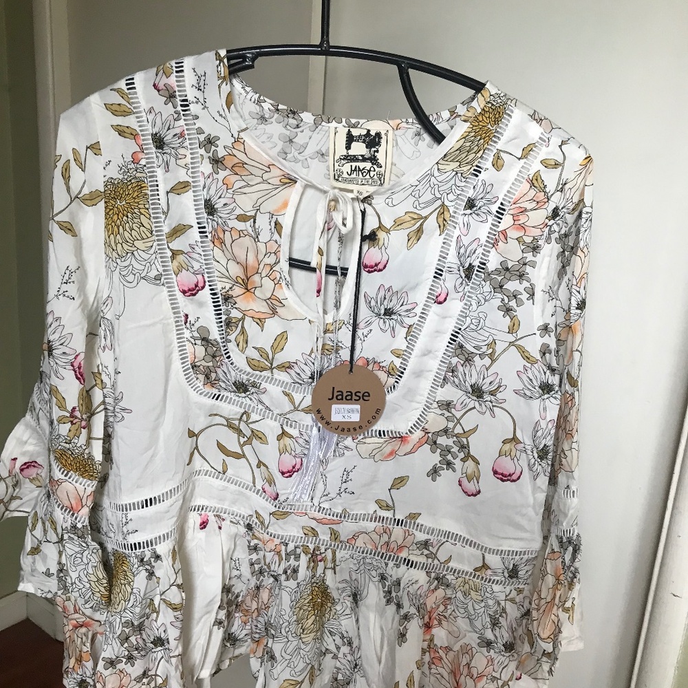 JAASE BOHO WOMEN TOP SZ XS NWT BELL SLEEVE FLORAL